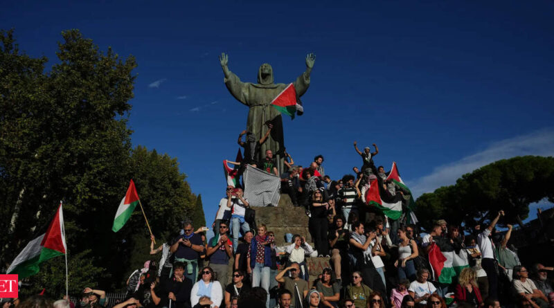 Tens of thousands of marching in Barcelona and Rome in protest against the Israeli campaign in Gaza